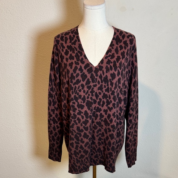 27 Miles Sweaters - 27 Miles V-Neck Cashmere Leopard Print Sweater size Large